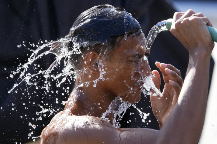 请远离那个总爱给你泼冷水、打击你的人