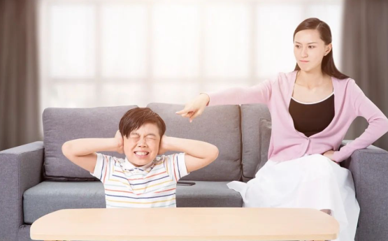 批评孩子最有效的5种技巧：低声比高声管用